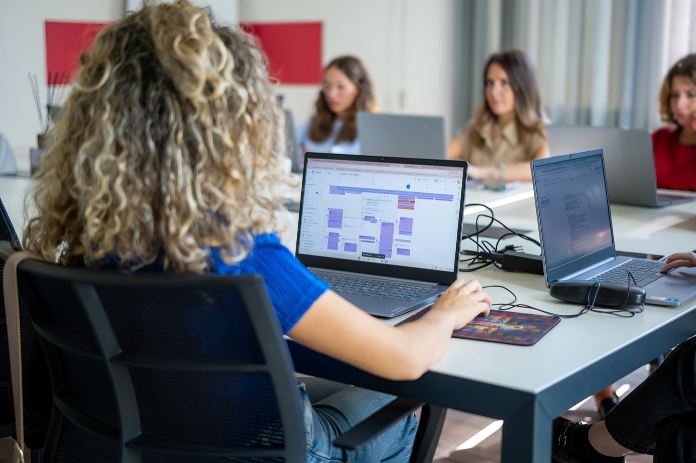 Una consulente Universo al lavoro sulle candidature